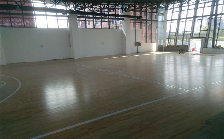 松木運(yùn)動(dòng)木地板怎么維護(hù)
