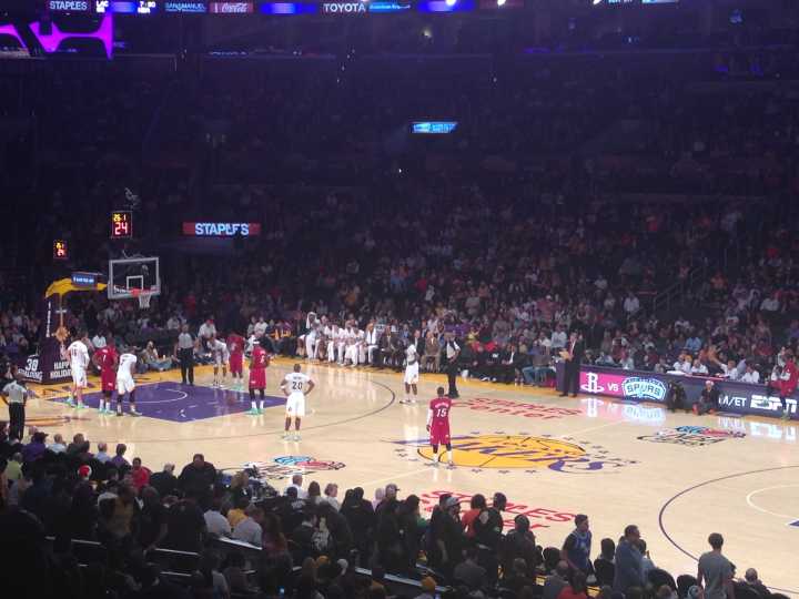 NBA地板都那么貴，那看一場(chǎng)NBA比賽需要花多少錢